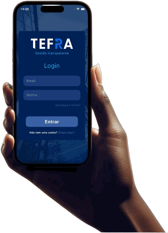 Síndico usando o TEFRA Condomínios, app para gestão de condomínio no celular